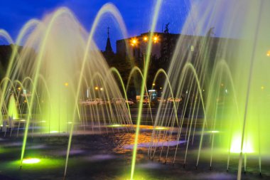 Güzel, güzel büyük renkli Çeşme, gece, şehir Dnepr. Dnepropetrovsk, Ukrayna'nın akşam görünümü. Dnipropetrovsk, Dnipro.