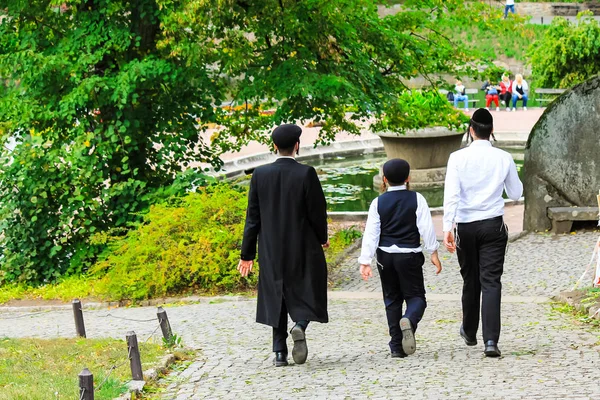 2017年9月23日 3男孩 一个哈西德派犹太人的家庭 在传统的衣服散步在乌曼 乌克兰 犹太新年的时间 犹太教 Shana — 图库照片