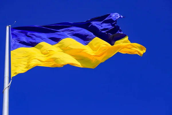 Ukrayna büyük sarı ve mavi Eyalet bayrağı bayrak direğine Ukraynalı şehir Dnipro (Dnipropetrovsk, Dnipropetrovsk, Dnepr uçar)