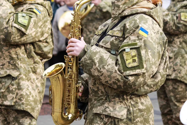 Ukrayna Ordusu Askeri Orkestra Müzisyen Saksofon Elindeki Yazıt Ukrayna Silahlı — Stok fotoğraf