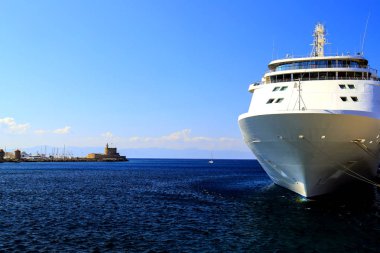 Bir büyük beyaz cruise liner turistik liman Yunan Adası Rodos - plazma gezi, seyahat, eğlence ve tatil için duruyor. Okyanus ve deniz arka plan