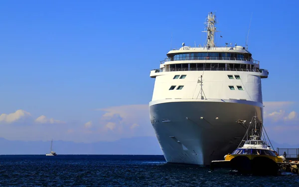 Large White Cruise Liner Stands Dock Tourist Sea Port Greek — Stock Photo, Image