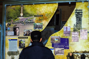 Dnipro city, Ukrayna, 02 04 2017. Ölü bir asker, savaşçıları Ukrayna ordusunun, müzenin Dnepr, Dnepropetrovsk Anti terörist işleminde fotoğraflar yakınındaki bir adam duruyor. Savaş 