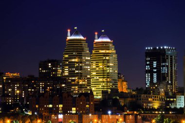 Binalar, gökdelenler ve kuleler Dnepr şehrin Dinyeper Nehri geceleri yansıtılır. Dnipro, Dnipropetrovsk, Dnepropetrovsk, Ukrayna
