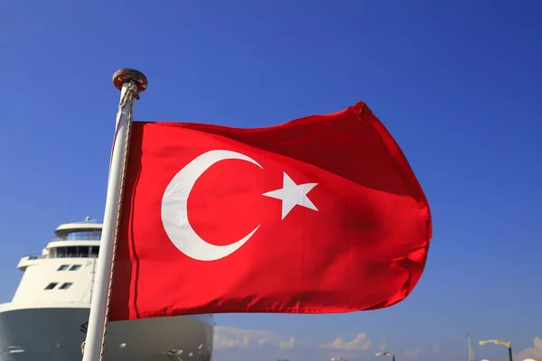 Bandeira Nacional Vermelha Turquia Com Meio Mês Uma Estrela Contra — Fotografia de Stock