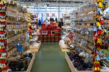 Dnipro şehir 7 Kasım 2018, Ukrayna. Alışveriş Noel ve yeni yıl ile tatil alışveriş güzel oyuncaklar, satır Shop ile Festival süsleri, kış .