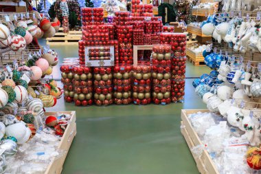 Dnipro şehir 7 Kasım 2018, Ukrayna. Noel ve yeni yıl oyuncaklar, satır şenlikli süslemeleri ile Shop alışveriş merkezi, kış tatil alışveriş .