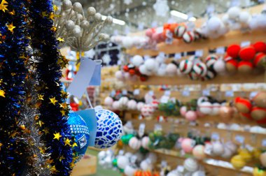 Noel ve yeni yıl süslemeleri deposunda, piyasa, kış konsepti ufuk arka plan bulanık görüntü