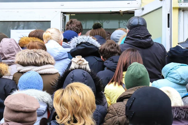 Satış sırasında depo girişine yakın sıcak bir clothingcrowd insanlar insanlar. Alışveriş alışveriş üstünde siyah Cuma girin