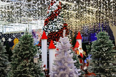 Güzel dekore edilmiş bir Noel ağaçları kırmızı ile beyaz toplar ve çelenk. Tasarım ve sahne, yeni yıl s kavramı, kış tatili.