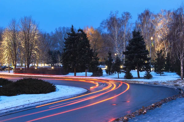 Paysage Hivernal Circulation Nocturne Avec Des Pistes Voitures Floues Sur — Photo