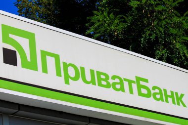 Dnepr şehir (Dnipropetrovsk), Ukrayna, 3 Ağustos 2016. Privatbank yazıt ile büyük bir Ukrayna Privat banka'nın bir işareti. Dnepropetrovsk, Dnipro, Dnieper Finans Departmanı.