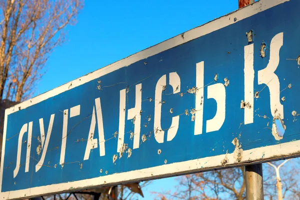 Straßenschild Der Ukrainischen Stadt Lugansk Von Kugeln Während Des Krieges — Stockfoto