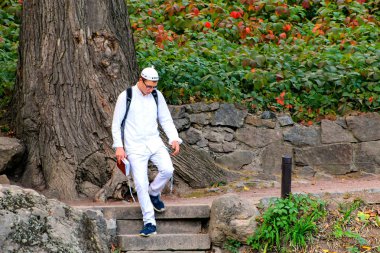 Uman, Ukrayna, 22 09 2017. Roş-ha-Shana yürüme süresi, Yahudi yeni yılı, parkta bir dua kitabı ile geleneksel beyaz giysili genç bir Yahudi Hasid çocuk