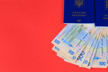 Ukrayna hryvna, kırmızı zemin üzerine mavi pasaport ile banknotlar 500 hryvnia. Noel, yeni yıl, turizm ve seyahat kavramı. Ukrayna