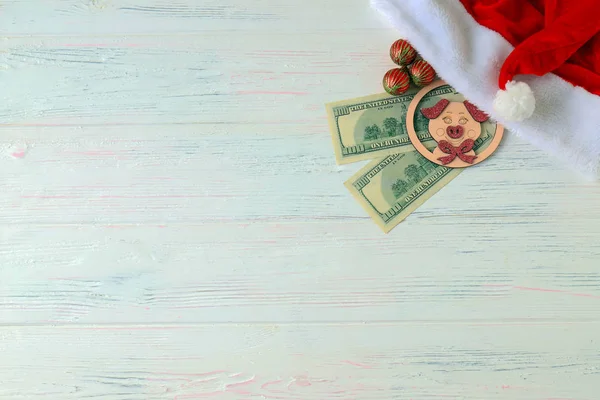 Czapka Świętego Mikołaja 100 Dolarowe Piggy Zabawka Symbol 2019 Boże — Zdjęcie stockowe
