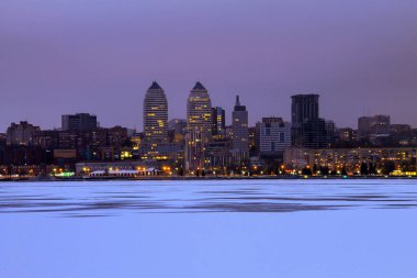 Akşamları, buz dondurulmuş Dnieper Nehri Dnepr şehrin güzel kış görünümü taze karla kaplı. Dnepropetrovsk, Ukrayna. Dnipropetrovsk
