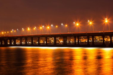 Güzel kış görünümü köprünün fener ışık dondurulmuş Dinyeper Nehri buza yansıtıyordu. Dnipro city, Ukrayna