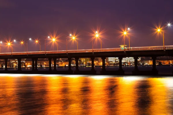 Vackra Vinter Bron Och Lyktor Ljus Reflekteras Isen Floden Dnepr — Stockfoto