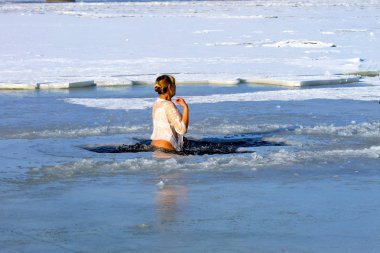 Dnipro city, Ukrayna 19 01 2017.Winter spor. Bir kadın kış nehirde yüzüyor Epiphany Ortodoks tatil sırasında buzla kaplı. Sertleştirme