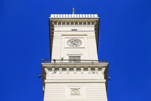 利沃夫市政厅钟楼 乌克兰 Rynok 广场上的 Lvov 市政厅美丽的白色老建筑 — 图库照片