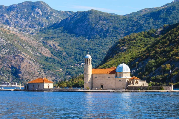 Montenegro Kotor Bay Hermosa Iglesia Isla Madonna Arrecife Cerca Ciudad — Foto de Stock