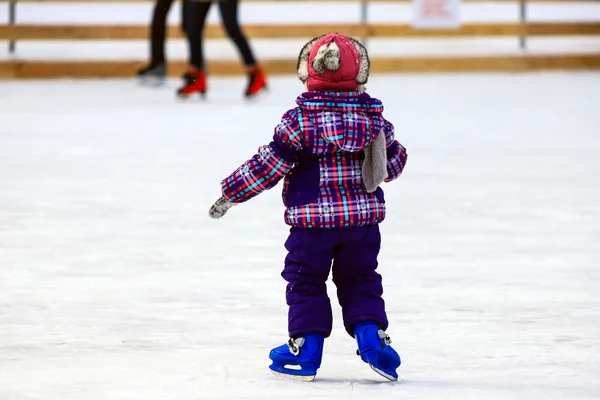 Pista Patins Para Crianças Rapazinho Patina Inverno Desporto Familiar Ativo — Fotografia de Stock