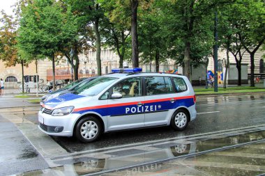 Viyana, Avusturya, 9,07 2017. Avusturya Federal polis araba Viyana sokak yağmur sırasında. Bundespolizei 