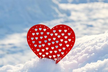 Sevgililer günü kırmızı kalp kışın karda. Kırmızı ahşap kalp, aşk mesajı ile sahne.