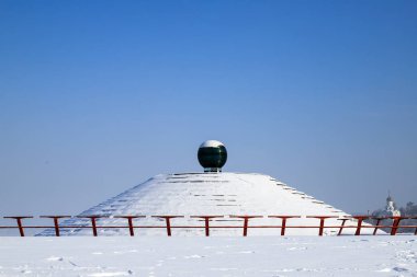 Kış manzara Dnipro şehrin Waterfront, sokakları ve bir piramit karla kaplı. Dnepropetrovsk, Ukrayna, Dnepr 