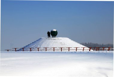 Kış manzara Dnipro şehrin Waterfront, sokakları ve bir piramit karla kaplı. Dnepropetrovsk, Ukrayna, Dnepr 
