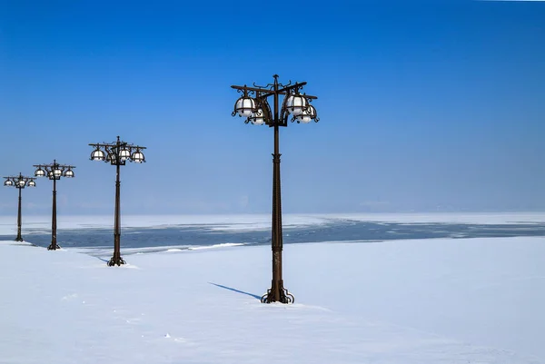 雪に覆われた川とウクライナ ビンテージ金属ランタン ドネプロペトロフスク ドニプロ市堤防の冬の風景 — ストック写真