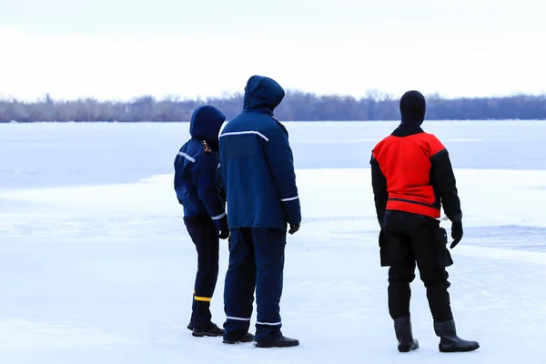 Los Rescatistas Uniforme Traje Buceo Están Servicio Hielo Río Congelado —  Fotos de Stock