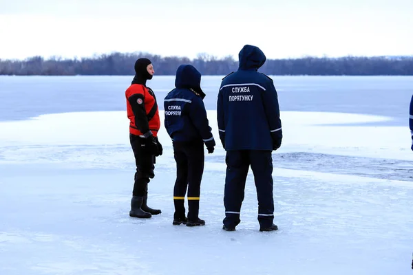 Dnipro 우크라이나 유니폼에서 2019 Rescuers 다이빙 슈트는 스포츠 이벤트 얼어붙은 — 스톡 사진