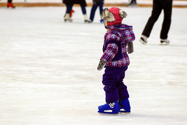 Pista Patinaje Infantil Niño Patina Invierno Deporte Familiar Activo Las — Foto de Stock