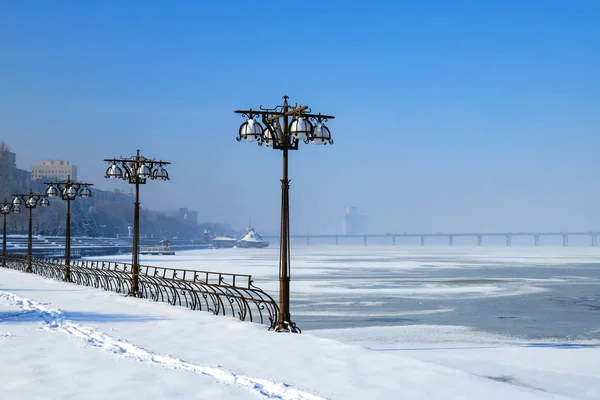 Winters Aanblik Van Sneeuw Bedekt Stad Aan Rivieroever Embankment Met — Stockfoto