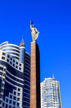 Yüksek mavi kuleleri, gökdelenler. ofis binaları, mavi gökyüzü, Dnepropetrovsk, Dnepr Ukrayna Dnipro merkezi şehirde Zafer Anıtı, 