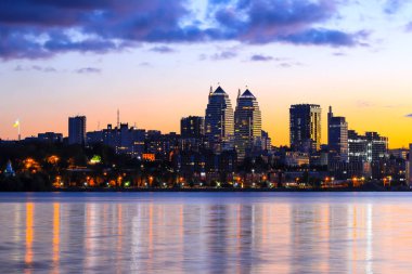 Güzel yüksek binalar, gökdelenler, kuleleri ışıkların Dinyeper Nehri akşam günbatımında yansıtılır. Dnipro şehir, Dnipropetrovsk, Ukrayna