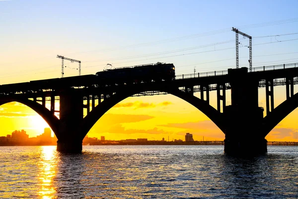 Silhueta Ponte Ferroviária Arqueada Trem Rio Dnieper Belo Pôr Sol — Fotografia de Stock