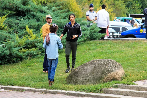 Uman Oekraïne 2018 Jonge Jongens Chassidische Joden Ontmoette Een Park — Stockfoto