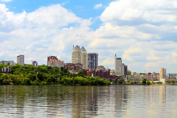 Paisaje Fluvial Verano Día Nublado Vista Del Río Dniéper Edificios —  Fotos de Stock