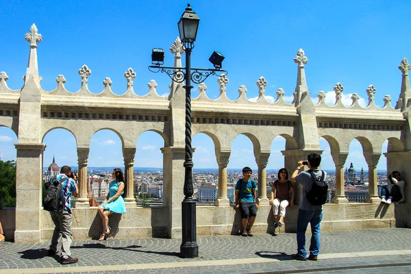 Budapest Hungría 2018 Turistas Mirando Parlamento Través Fishermans Bastion Tomar — Foto de Stock