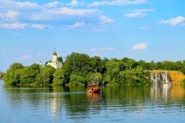 Bahar ve yaz manzara - yeşil bir ada, beyaz bir kilise ve bir gemi Nehri üzerinde. Dnipro City, Dnepropetrovsk Dnieper Nehri üzerinde manastır Adası.