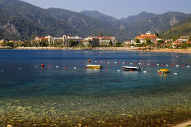 Doğal yaz deniz manzara - Ege Denizinin temiz Körfezi kıyısında güzel tatil beldesi su, Türkiye, Marmaris
