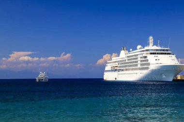 Deniz manzarası. Bir büyük beyaz yolcu gemisi günbatımında, Rodos, Yunanistan turistik liman içinde duruyor. Seyahat, eğlence ve tatil. Liner okyanus üzerinde