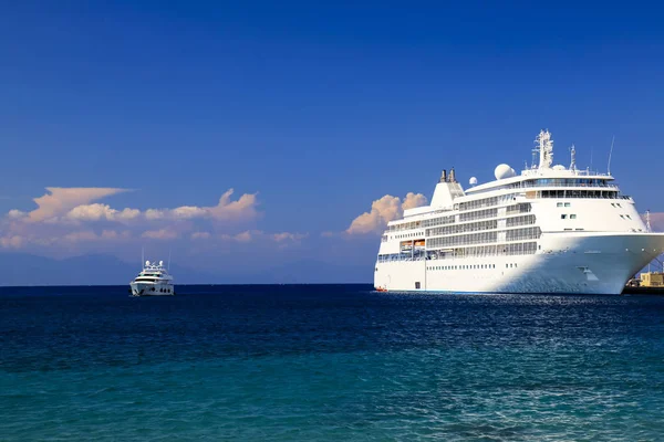 Seascape Large White Cruise Ship Stands Tourist Sea Port Sunset — Stock Photo, Image