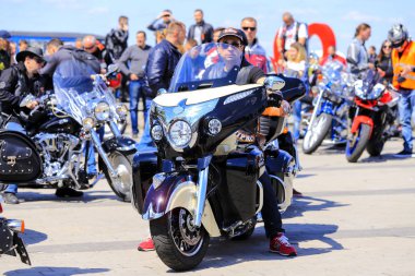 Dnipro city, Ukrayna, Nisan 28, 2018.Guys ve kız güzel pahalı motosiklet motosiklet sezonu açın. Dnepropetrovsk motosiklet bisikletçileri kask ve ceketler binmek