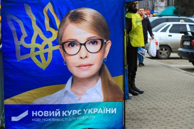 Dnepropetrovsk city, Ukrayna 03 1 2019. Bir başkan adayı Yulia Timoşenko portresi ve yazıt - Ukrayna, herkese, yeni fırsatlar yeni ders seçim posteri asılı. 