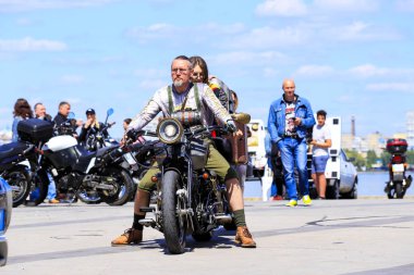 Dnipro city, Ukrayna, 28 Nisan 2018. Bir adam ve bir kız retro bir motosiklet üzerinde oturuyor. Güzel pahalı motosiklet motosiklet sezon Dnepropetrovsk içinde açın.