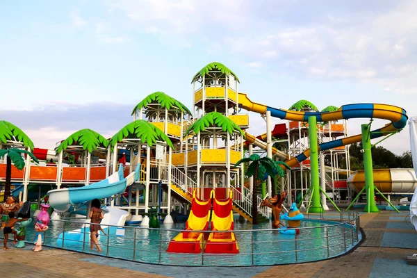 Renkli çok renkli slaytlar ile pitoresk bir su parkı, bahar ve yaz aylarında tatil, dinlenme, yüzme ve spor, aktif rekreasyon. Dnipro City, Dnepropetrovsk, Ukrayna